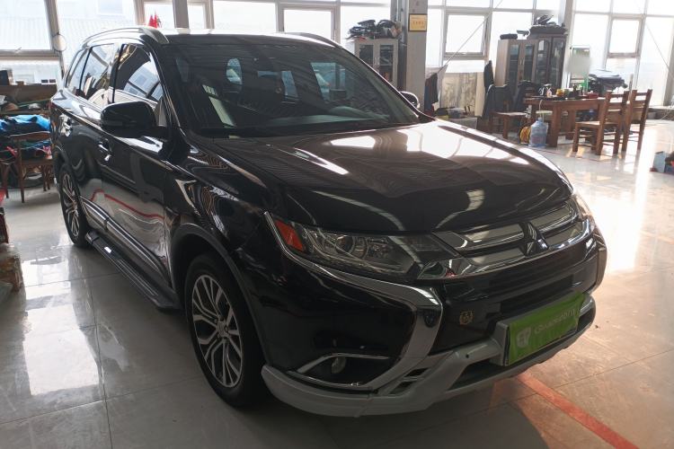 Used Mitsubishi Outlander 2018 2.0L Two-Wheel Drive Glory Edition 5 Seats Front Right 45 Deg