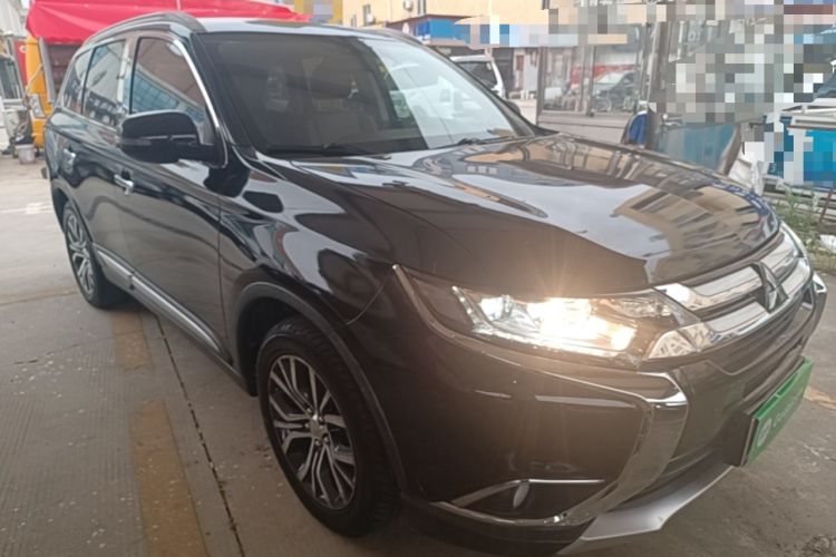 Used Mitsubishi Outlander 2018 2.4L 4x4 Elite Edition 5 Seats Front Right 45 Deg