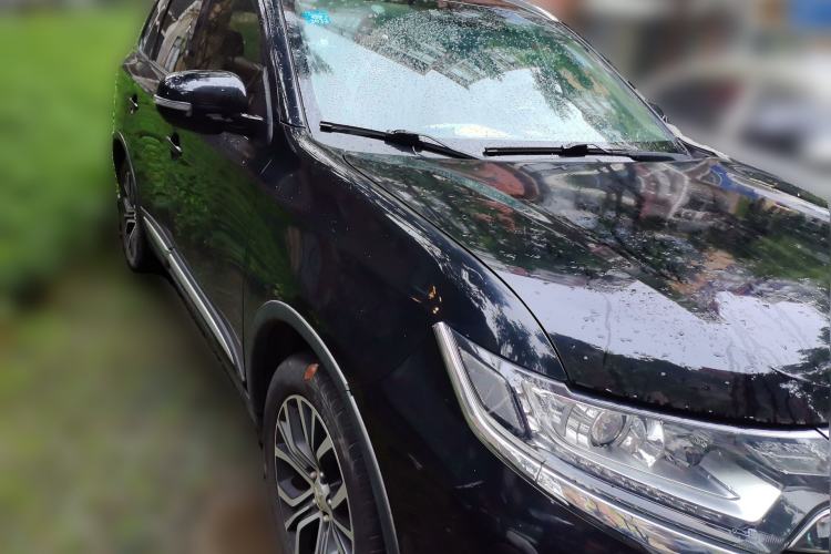 Used Mitsubishi Outlander 2018 2.0L Two-Wheel Drive Glory Edition 5 Seats Front Right 45 Deg