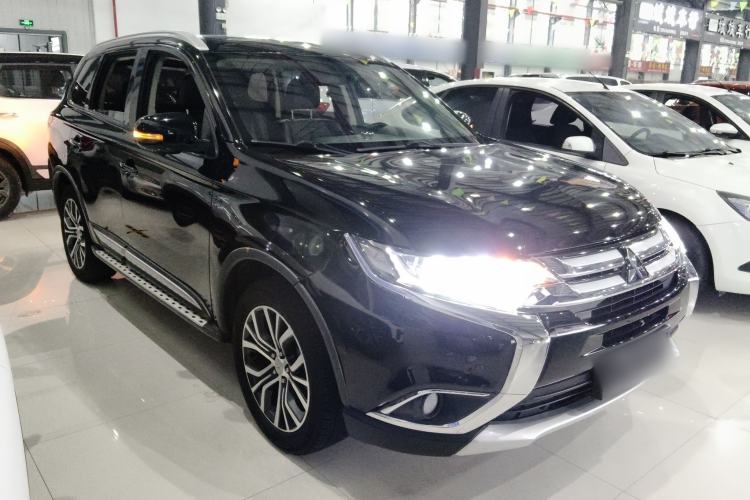 Used Mitsubishi Outlander 2018 2.0L Two-Wheel Drive Glory Edition 5 Seats Front Right 45 Deg