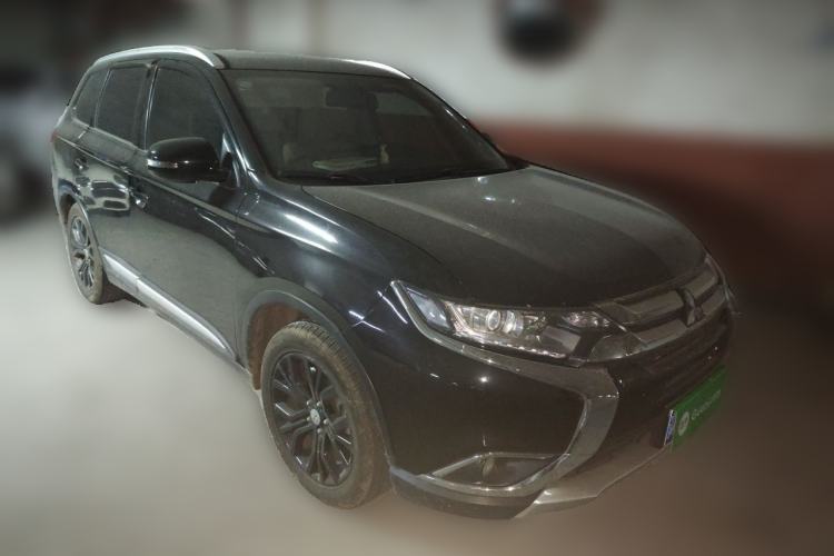 Used Mitsubishi Outlander 2018 2.0L Two-Wheel Drive Glory Edition 5 Seats Front Right 45 Deg