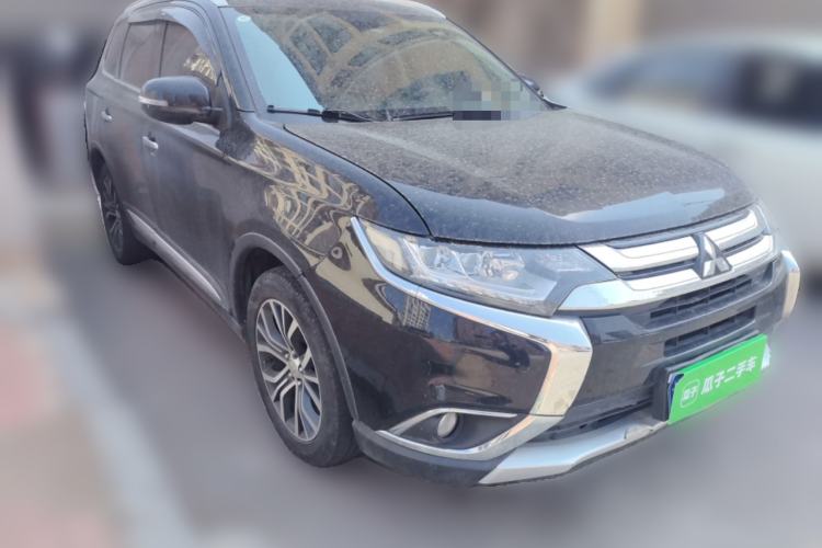 Used Mitsubishi Outlander 2018 2.4L 4x4 Elite Edition 5 Seats Front Right 45 Deg