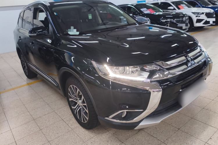 Used Mitsubishi Outlander 2018 2.0L Two-Wheel-Drive Jiale Edition 7-Seater Front Right 45 Deg