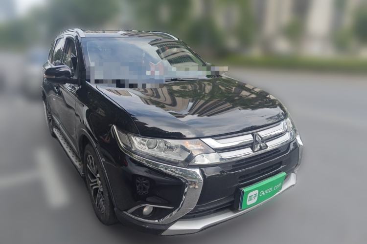 Used Mitsubishi Outlander 2018 2.0L Two-Wheel Drive Glory Edition 5 Seats Front Right 45 Deg