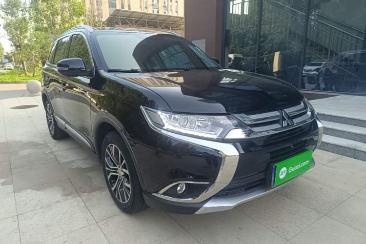 Used Mitsubishi Outlander 2018 2.0L Two-Wheel Drive Glory Edition 5 Seats Front Right 45 Deg