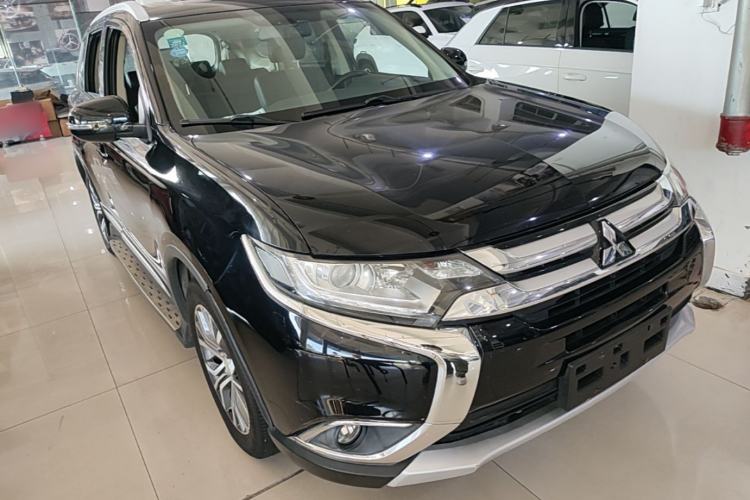 Used Mitsubishi Outlander 2018 2.0L Two-Wheel-Drive Jiale Edition 7-Seater Front Right 45 Deg