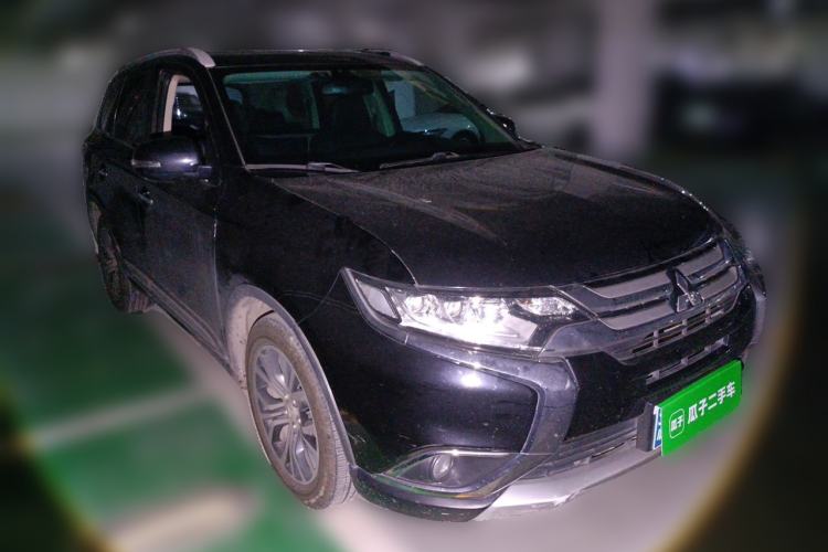 Used Mitsubishi Outlander 2018 2.4L 4x4 Elite Edition 5 Seats Front Right 45 Deg