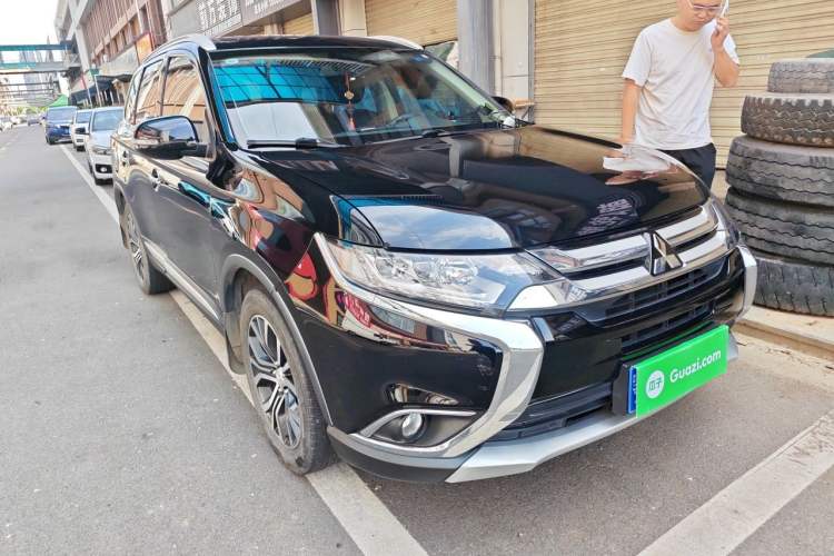Used Mitsubishi Outlander 2018 2.4L 4x4 Luxury Edition 7-Seater Front Right 45 Deg