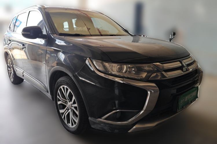Used Mitsubishi Outlander 2018 2.0L Two-Wheel Drive Glory Edition 5 Seats Front Right 45 Deg