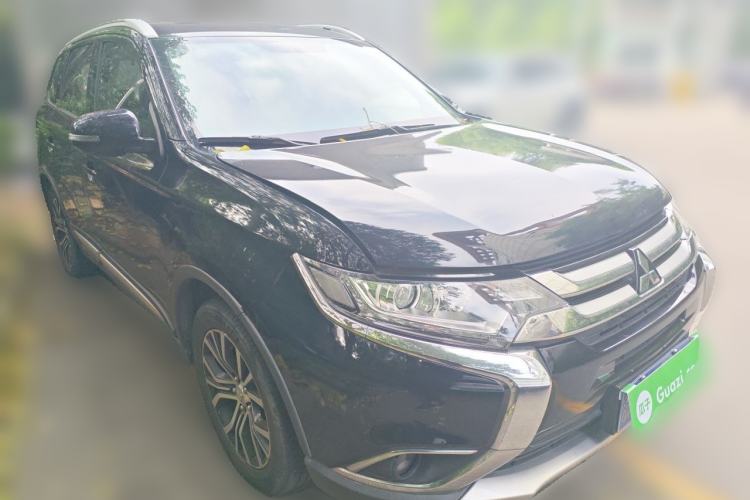 Used Mitsubishi Outlander 2018 2.0L Two-Wheel Drive Glory Edition 5 Seats Front Right 45 Deg