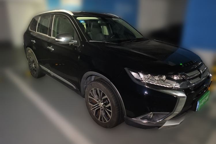 Used Mitsubishi Outlander 2018 2.4L 4x4 Elite Edition 5 Seats Front Right 45 Deg