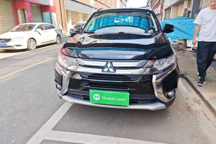 Used Mitsubishi Outlander 2018 2.4L 4x4 Luxury Edition 7-Seater Front