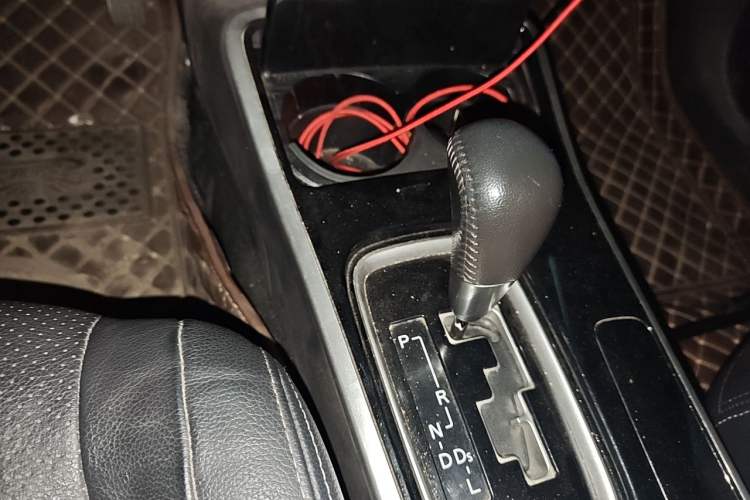 Used Mitsubishi Outlander 2018 2.0L Two-Wheel Drive Glory Edition 5 Seats Gear Lever