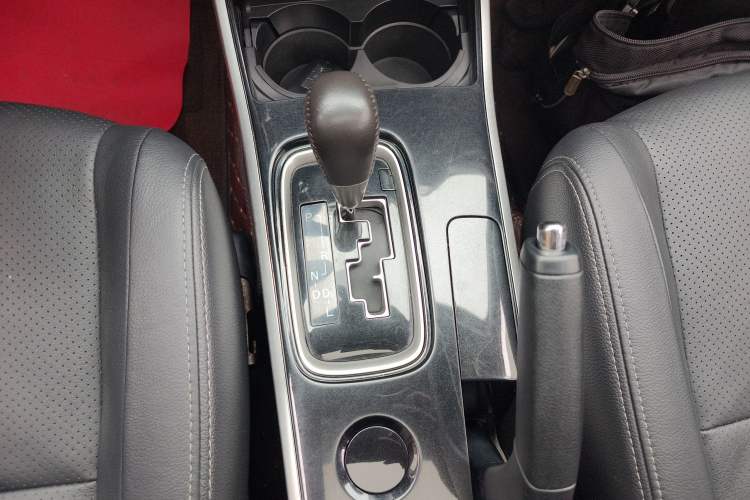 Used Mitsubishi Outlander 2018 2.0L Two-Wheel Drive Glory Edition 5 Seats Gear Lever