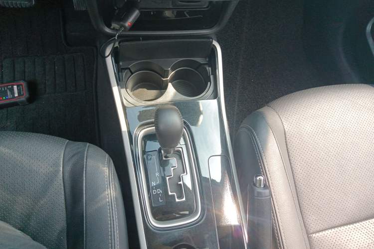 Used Mitsubishi Outlander 2018 2.0L Two-Wheel Drive Glory Edition 5 Seats Gear Lever