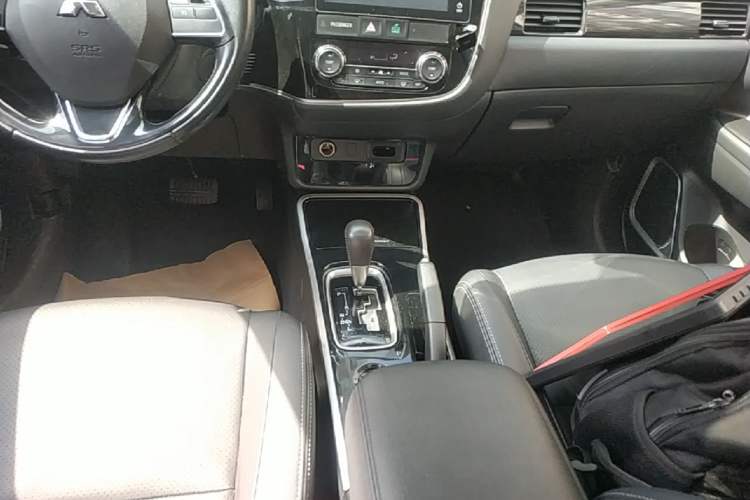 Used Mitsubishi Outlander 2018 2.0L Two-Wheel Drive Glory Edition 5 Seats Gear Lever