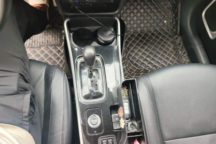 Used Mitsubishi Outlander 2018 2.4L 4x4 Elite Edition 5 Seats Gear Lever
