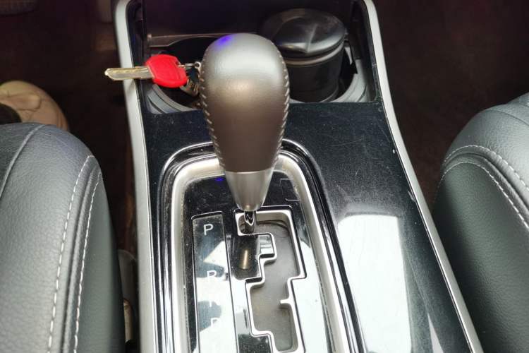 Used Mitsubishi Outlander 2018 2.4L 4x4 Luxury Edition 7-Seater Gear Lever