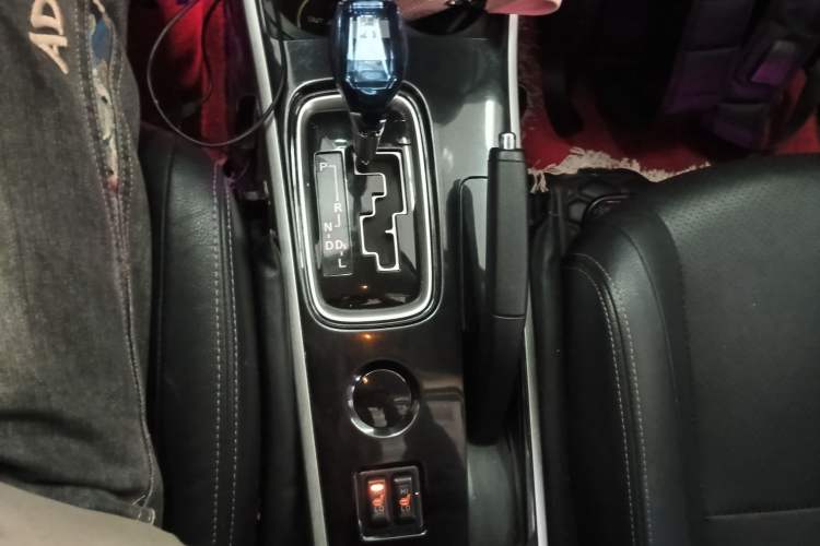 Used Mitsubishi Outlander 2018 2.0L Two-Wheel Drive Glory Edition 5 Seats Gear Lever