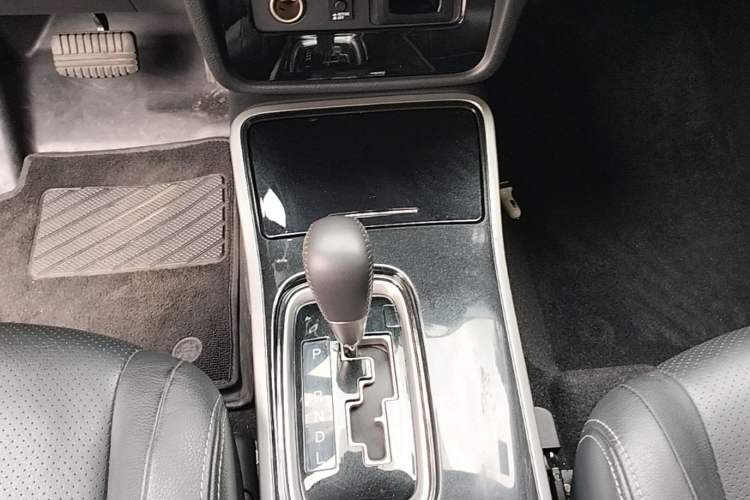 Used Mitsubishi Outlander 2018 2.4L 4x4 Elite Edition 5 Seats Gear Lever