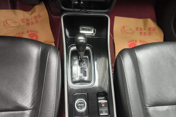 Used Mitsubishi Outlander 2018 2.4L 4x4 Luxury Edition 7-Seater Gear Lever