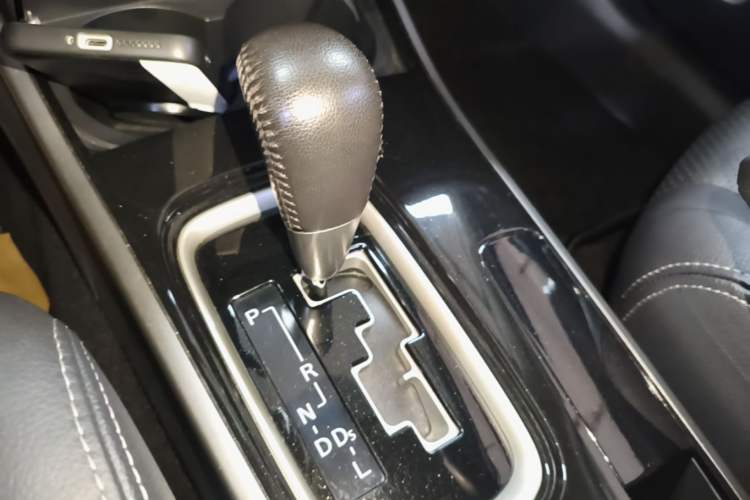 Used Mitsubishi Outlander 2018 2.0L Two-Wheel-Drive Jiale Edition 7-Seater Gear Lever