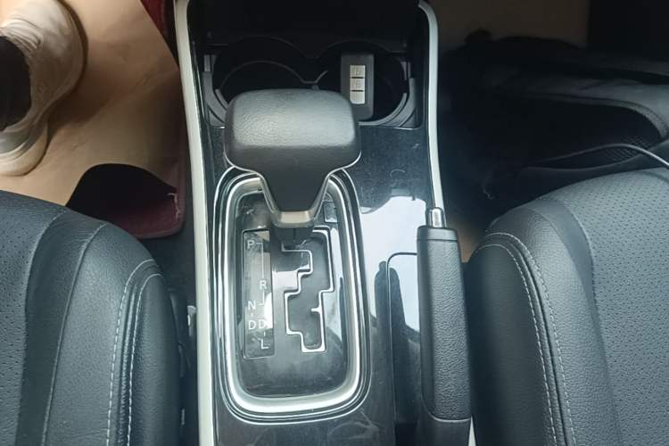Used Mitsubishi Outlander 2018 2.0L Two-Wheel Drive Glory Edition 5 Seats Gear Lever