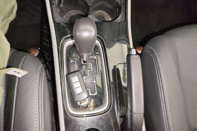 Used Mitsubishi Outlander 2018 2.0L Two-Wheel-Drive Jiale Edition 7-Seater Gear Lever