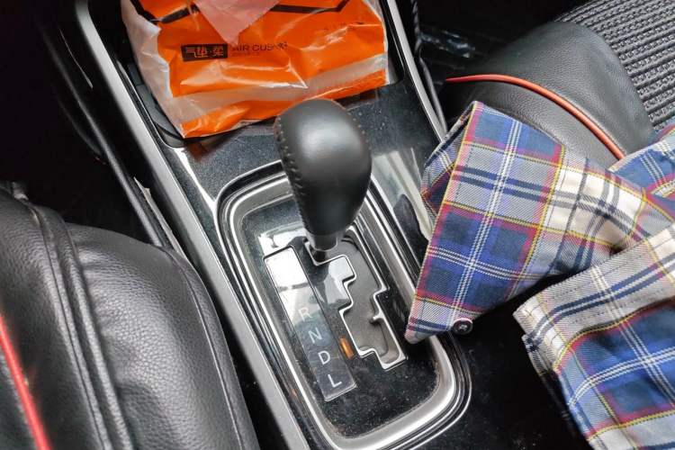 Used Mitsubishi Outlander 2018 2.4L 4x4 Luxury Edition 7-Seater Gear Lever