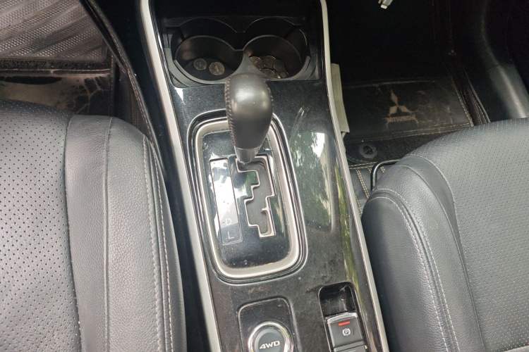 Used Mitsubishi Outlander 2018 2.4L 4x4 Elite Edition 5 Seats Gear Lever