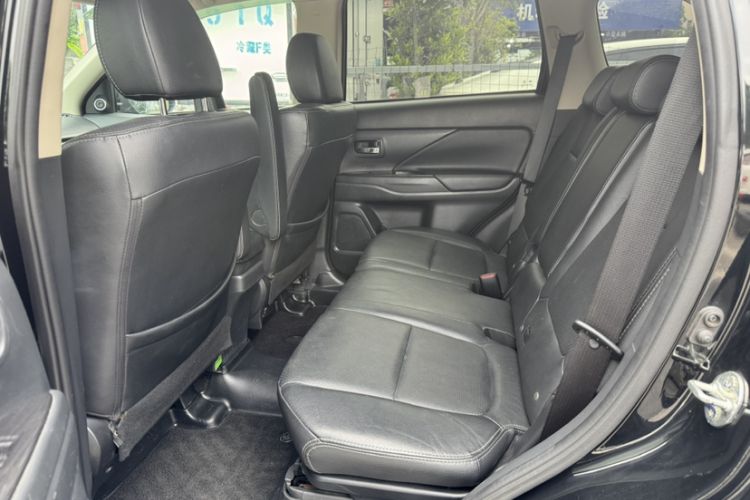 Used Mitsubishi Outlander 2018 2.4L 4x4 Elite Edition 5 Seats Interior 2