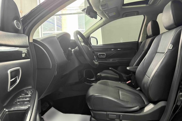 Used Mitsubishi Outlander 2018 2.0L Two-Wheel Drive Glory Edition 5 Seats Interior 2