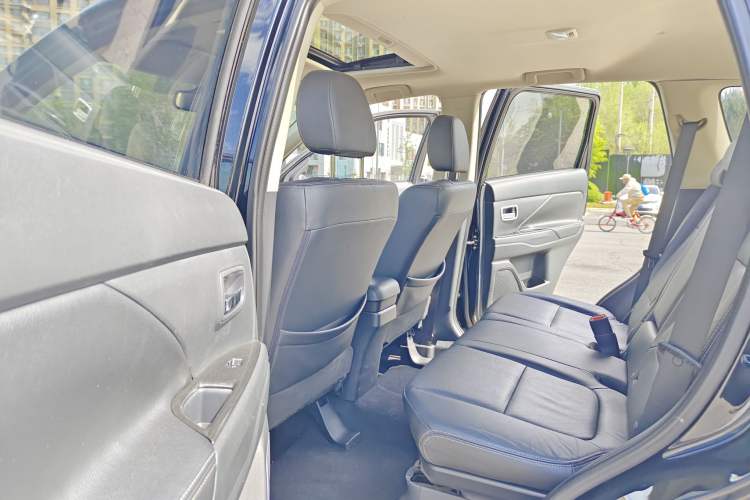 Used Mitsubishi Outlander 2018 2.0L Two-Wheel Drive Glory Edition 5 Seats Interior 3