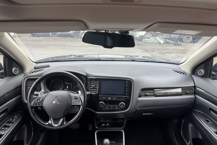Used Mitsubishi Outlander 2018 2.4L 4x4 Elite Edition 5 Seats Interior 3