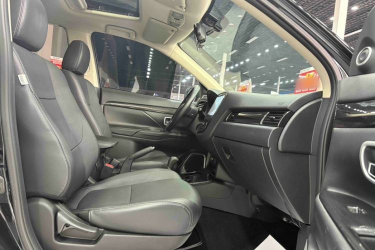 Used Mitsubishi Outlander 2018 2.0L Two-Wheel Drive Glory Edition 5 Seats Interior 3