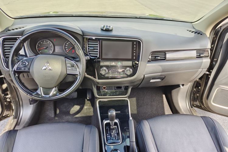 Used Mitsubishi Outlander 2018 2.0L Two-Wheel Drive Glory Edition 5 Seats Interior 4