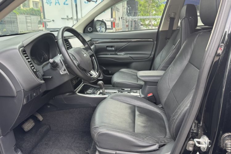 Used Mitsubishi Outlander 2018 2.4L 4x4 Elite Edition 5 Seats Interior 4