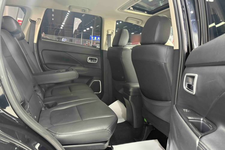 Used Mitsubishi Outlander 2018 2.0L Two-Wheel Drive Glory Edition 5 Seats Interior 4