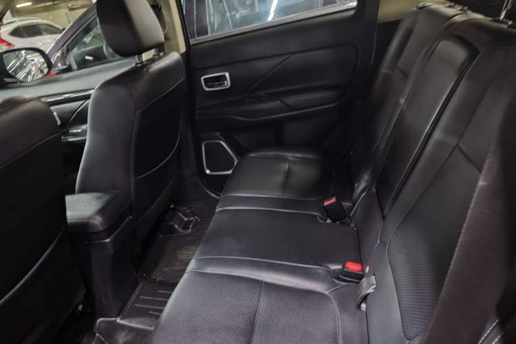 Used Mitsubishi Outlander 2018 2.0L Two-Wheel Drive Glory Edition 5 Seats Interior 4