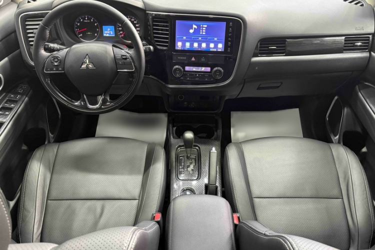 Used Mitsubishi Outlander 2018 2.0L Two-Wheel Drive Glory Edition 5 Seats Interior 6