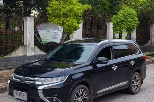 Używany Mitsubishi Outlander 2018 2.4L 4x4 Luxury Edition 7-Seater