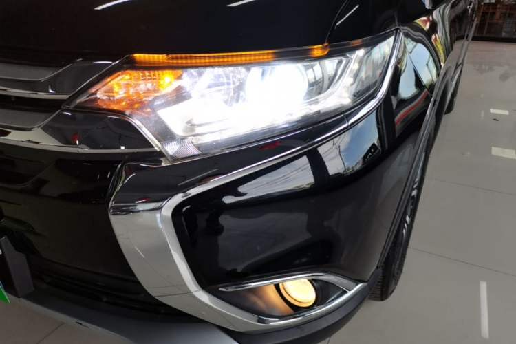 Used Mitsubishi Outlander 2018 2.0L Two-Wheel Drive Glory Edition 5 Seats Left Front Headlight