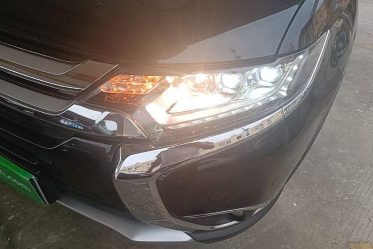 Used Mitsubishi Outlander 2018 2.4L 4x4 Elite Edition 5 Seats Left Front Headlight