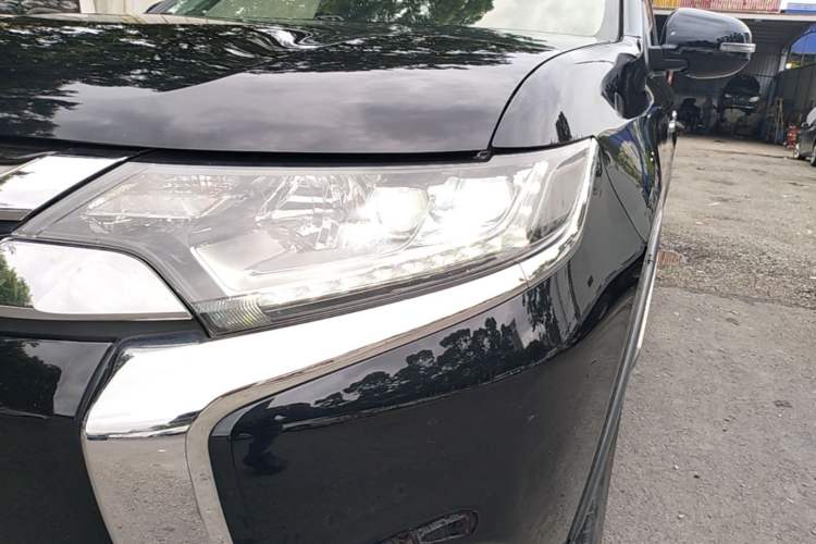 Used Mitsubishi Outlander 2018 2.4L 4x4 Elite Edition 5 Seats Left Front Headlight