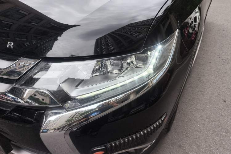 Used Mitsubishi Outlander 2018 2.4L 4x4 Luxury Edition 7-Seater Left Front Headlight