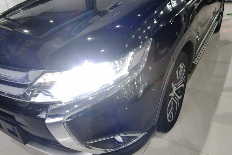 Used Mitsubishi Outlander 2018 2.0L Two-Wheel Drive Glory Edition 5 Seats Left Front Headlight