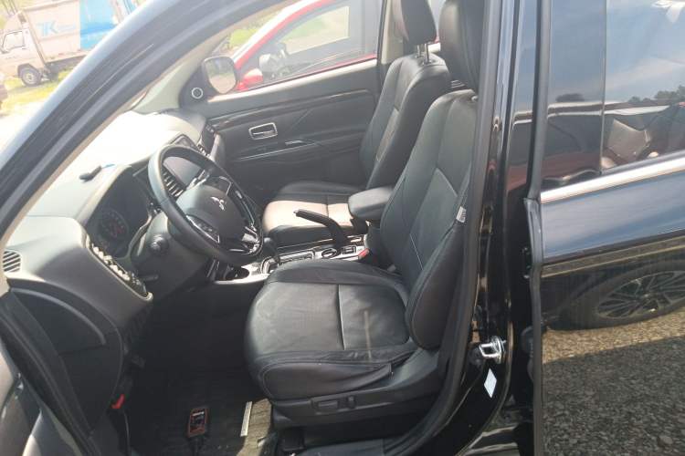 Used Mitsubishi Outlander 2018 2.0L Two-Wheel Drive Glory Edition 5 Seats Left Front Seat