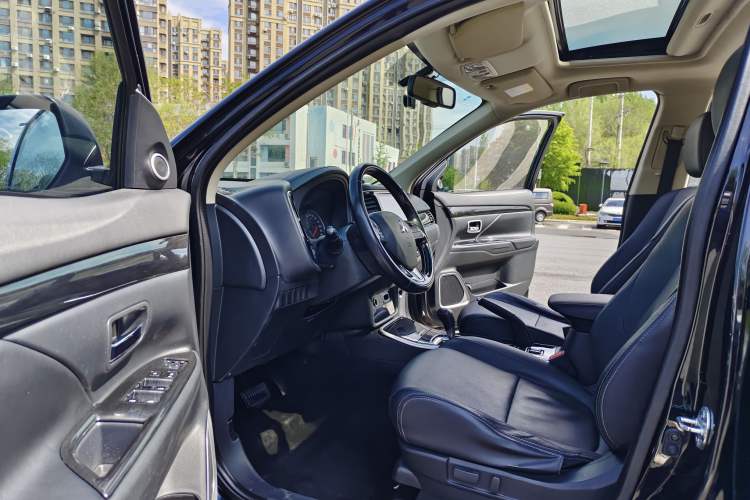 Used Mitsubishi Outlander 2018 2.0L Two-Wheel Drive Glory Edition 5 Seats Left Front Seat