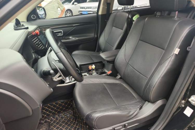 Used Mitsubishi Outlander 2018 2.4L 4x4 Elite Edition 5 Seats Left Front Seat