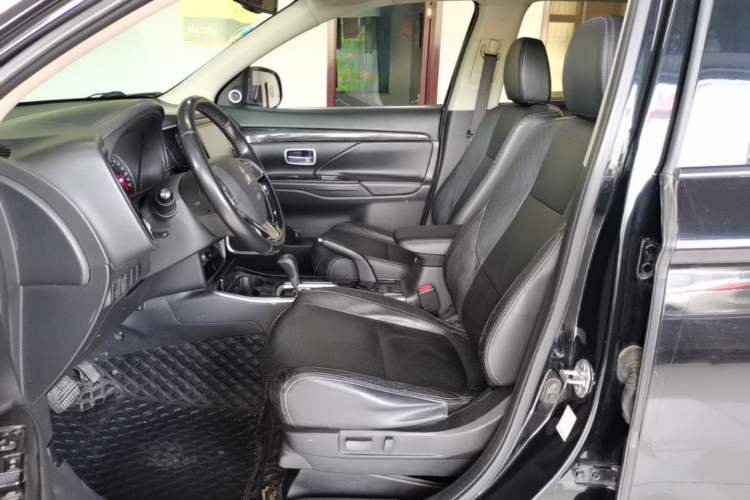 Used Mitsubishi Outlander 2018 2.0L Two-Wheel Drive Glory Edition 5 Seats Left Front Seat